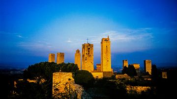 Blauw uur in San Gimignano van Dieter Walther