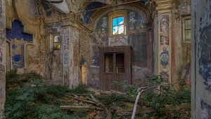 Verlassene und vernachlässigte Kirche des Blauen Kreuzes