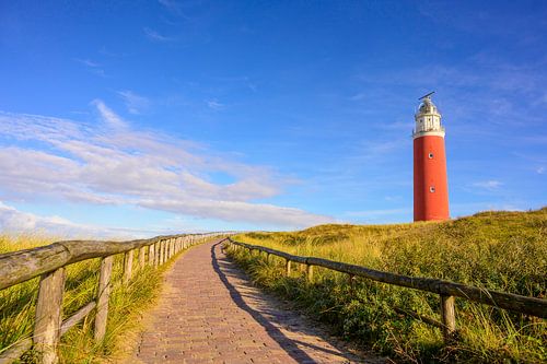 Phare de Texel dans les dunes par un calme après-midi d'automne