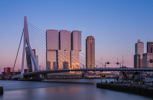 skyline van rotterdam bij zonsondergang