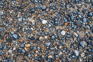 Kieselsteine am Strand von Mickéle Godderis