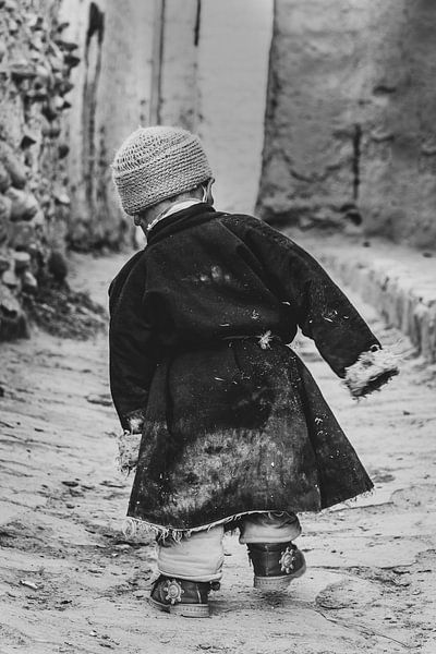 Kleine jongen wandelt door een straat van Photolovers reisfotografie
