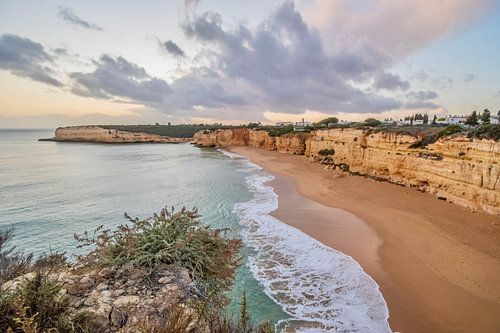 Zonsondergang en strand in de Algarve