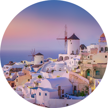 De windmolens van het eiland Santorini in Griekenland