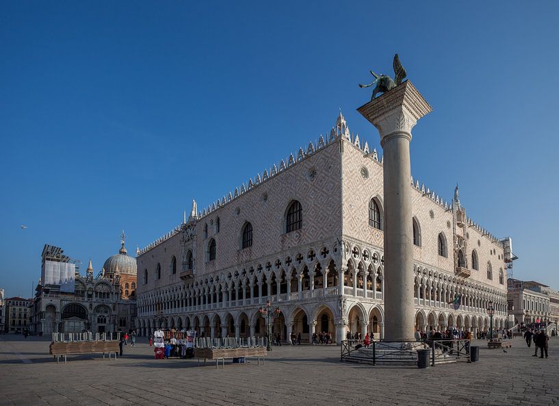 Dogenpaleis in centrum van oude stad Venetie, Italie van Joost Adriaanse