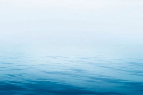 Rustgevend wateroppervlak in blauw