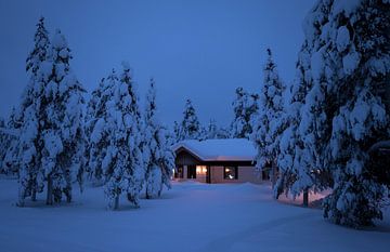 Finland, huisje in de sneeuw van Frank Peters