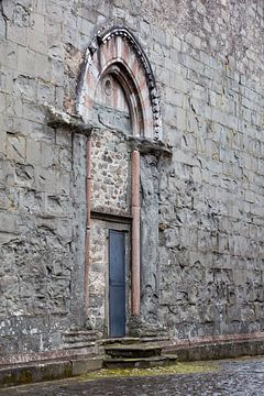 Oude deur in kerk in Toscane, Italië