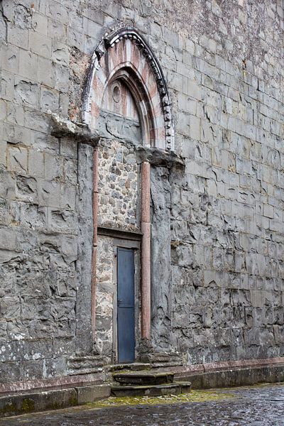 Vieille porte dans une église en Toscane, Italie par Joost Adriaanse