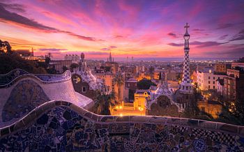 Der Sonnenaufgang taucht Barcelona vom lebhaften Park Güell aus in ein magisches Licht