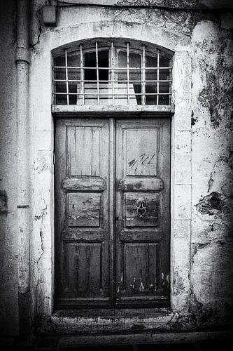 Zwart-wit foto van oude houten deur in Rethymnon, Kreta | Reis- &amp; Straatfotografie
