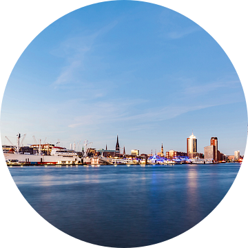 Hamburg met de Elbphilharmonie in de avond met de Elbphilharmonie van Werner Dieterich