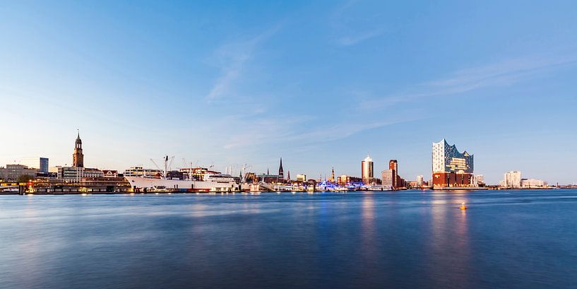 Hamburg mit der Elbphilharmonie am Abend von Werner Dieterich