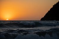 Zonsondergang achter de Italiaanse golven
