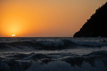 Zonsondergang achter de Italiaanse golven van Stef Heijenk