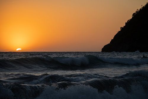 Coucher de soleil derrière les vagues italiennes