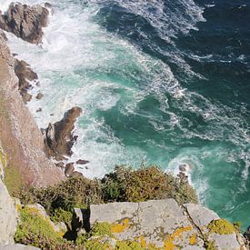 Waves near a cliff by Quinta Dijk