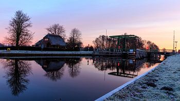 Symmetrische reflectie van het kanaal bij de Vlodderbrug in Kalenberg