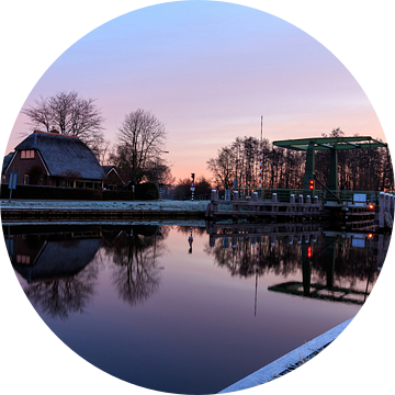 Symmetrische reflectie van het kanaal bij de Vlodderbrug in Kalenberg van Photo Henk van Dijk