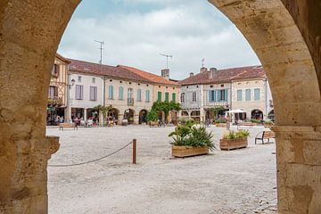 Gezellig plein in een Frans dorp - Frankrijk van Martijn Joosse
