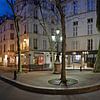 Place de Furstenberg in de wijk Saint-Germain-des-Prés, Parijs bij avond / Place de Furstenberg in t van Nico Geerlings