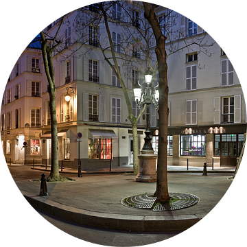 Place de Furstenberg in de wijk Saint-Germain-des-Prés, Parijs bij avond / Place de Furstenberg in t van Nico Geerlings