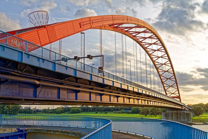 Brug van solidariteit (7-39572) van Franz Walter