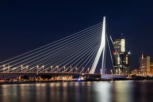 ROTTERDAM Pont Erasmus de nuit avec gratte-ciel