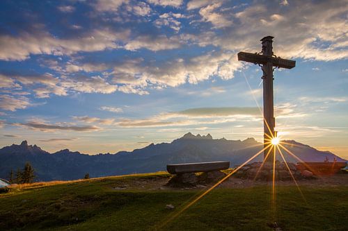 Les rayons du soleil à la croix du sommet du Rossbrand