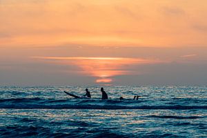 Les surfeurs apprécient le coucher de soleil à Terschelling sur Surfen - Alex Hamstra Photography
