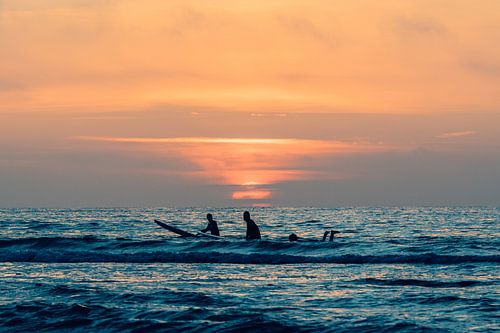 Surfers genieten van  de zonsondergang bij Terschelling