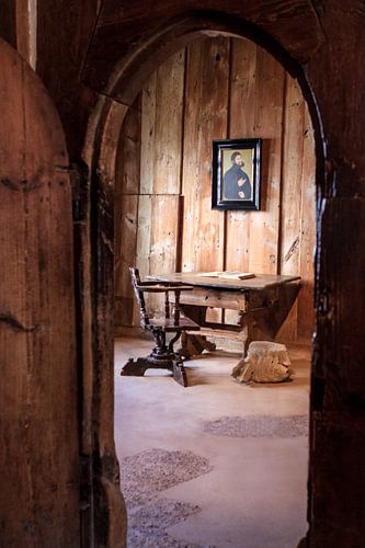 Maarten Luther's bureau. Dit is het wereldberoemde bureau waar hij het Nieuwe Testament vertaalde na