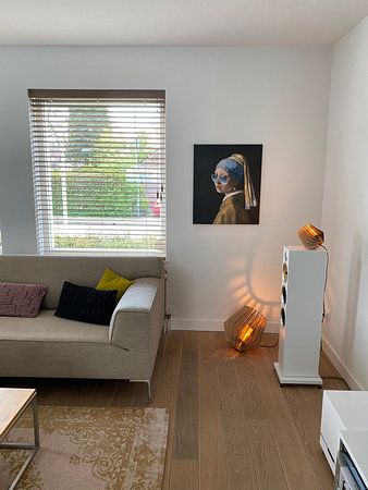 Mädchen mit dem Perlenohrring und blauer Sonnenbrille