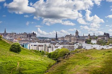 Uitzicht over Edinburgh vanuit Holyrood Park van Melanie Viola