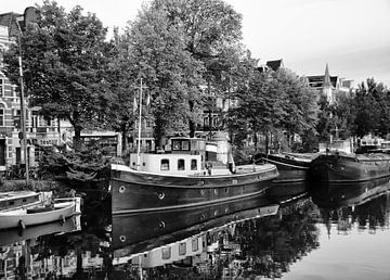 Schip aan de Amsteldijk Amsterdam van Don Fonzarelli