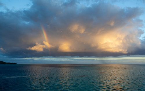Regenboog in de wolken