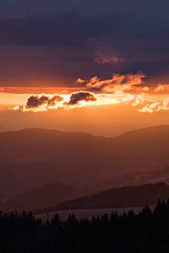 Stormachtige zonsondergang | Schwarzwald | Duitsland van Marianne Twijnstra