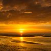 Sonnenuntergang am Strand von Schiermonnikoog am Ende des Tages von Sjoerd van der Wal