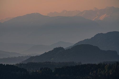 Zonsopkomst Karawanken  met zacht ochtendlicht in Karinthi