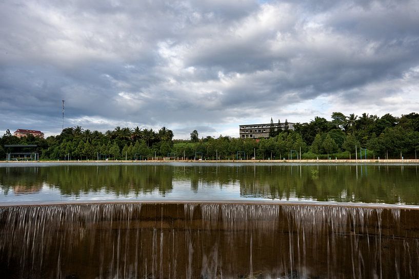 Stille und Spiegelungen auf dem See von Saen Monourom von Frank Photos