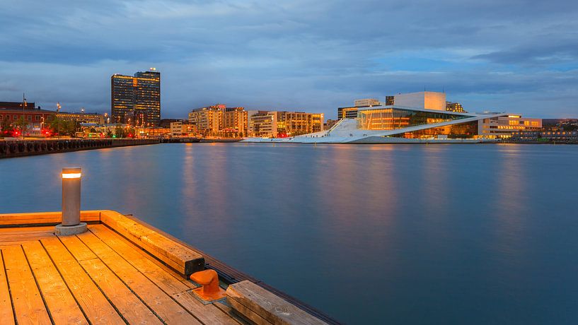 Zonsondergang bij het Opera Huis in Oslo, Noorwegen van Henk Meijer Photography