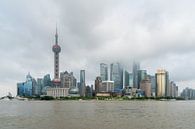 Skyline van Shanghai, Bund, World Financial Center, Oriental Pearl Tower in Shanghai, China van Tubray thumbnail