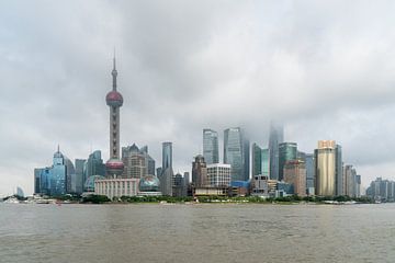 Skyline von Shanghai, Bund, World Financial Center, Oriental Pearl Tower in Shanghai, China von Tubray