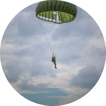 Parachutist in de lucht van Joost Lagerweij