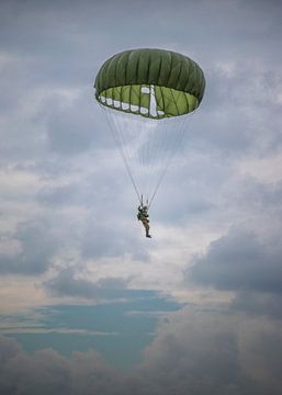 Parachutist in de lucht