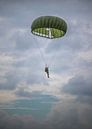 Parachutist in de lucht van Joost Lagerweij thumbnail