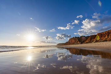 Zonsondergang op het zandstrand Praia da Falésia. Kliffen Roze bloemen bij Albufeira, Portugal van Fotos by Jan Wehnert