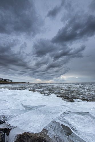 Regen über einem zugefrorenen IJsselmeer
