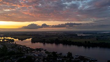 Avondschemering over de Maas bij Kerkdriel van Franklin Driessen