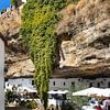 Sentenil de las Bodegas Spanien - Die Felsen hängen über der Stadt von Marianne van der Zee